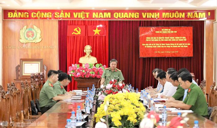 Đại tá Nguyễn Thanh Tràng, Phó Giám đốc Công an TP Cần Thơ làm việc với các địa phương để thống nhất các phương án triển khai thực hiện.