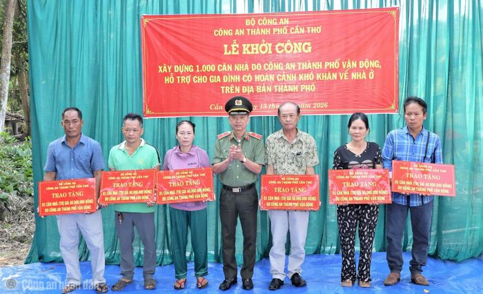 Thiếu tướng Huỳnh Việt Hòa, Giám đốc Công an TP Cần Thơ trao những căn nhà đầu tiên cho hộ có hoàn cảnh khó khăn về nhà ở trên địa bàn.