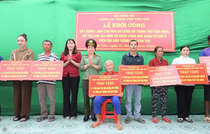 Xã Vị Thủy tổ chức khởi công xây dựng 40 căn nhà cho người dân có hoàn cảnh khó khăn về nhà ở từ chương trình 1.000 căn nhà do Công an thành phố vận động.