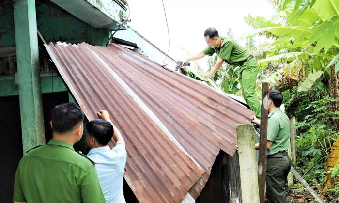 Cán bộ, chiến sĩ Công an TP Cần Thơ giúp người dân xây dựng nhà.