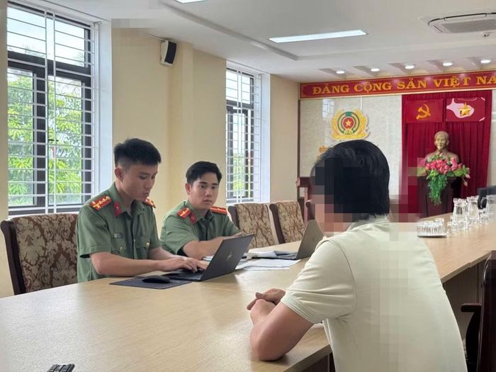 Một số chủ tài khoản tương tác, chia sẻ thông tin xấu, độc trên không gian mạng vừa bị Công an phường Phú Bài mời lên làm việc.