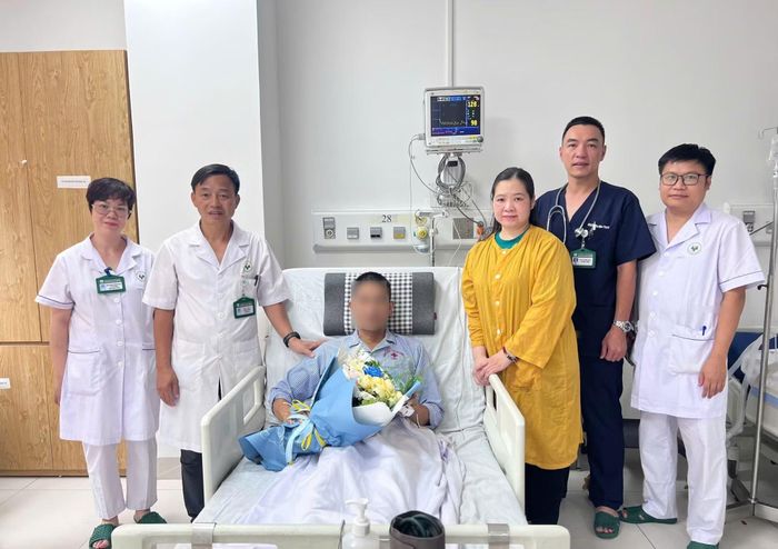 Lãnh đạo và ê-kíp bác sĩ Khoa Điều trị tích cực và Chống độc chúc mừng bệnh nhân xuất viện.