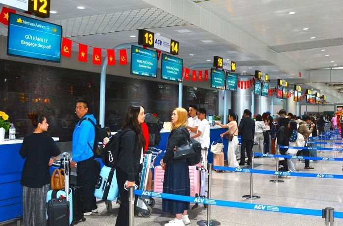 Khách làm thủ tục lên máy bay sáng 19/8 tại Cảng hàng không Quốc tế Liên Khương.