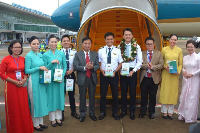 Lãnh đạo tỉnh Lâm Đồng chúc mừng phi hành đoàn.