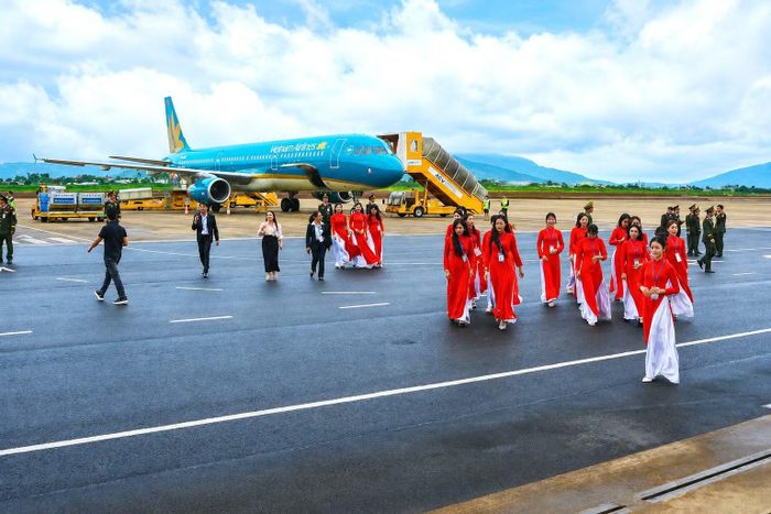 Những máy bay đầu tiên hạ xuống Cảng hàng không Quốc tế Liên Khương sau nửa năm tạm dừng hoạt động để nâng cấp.