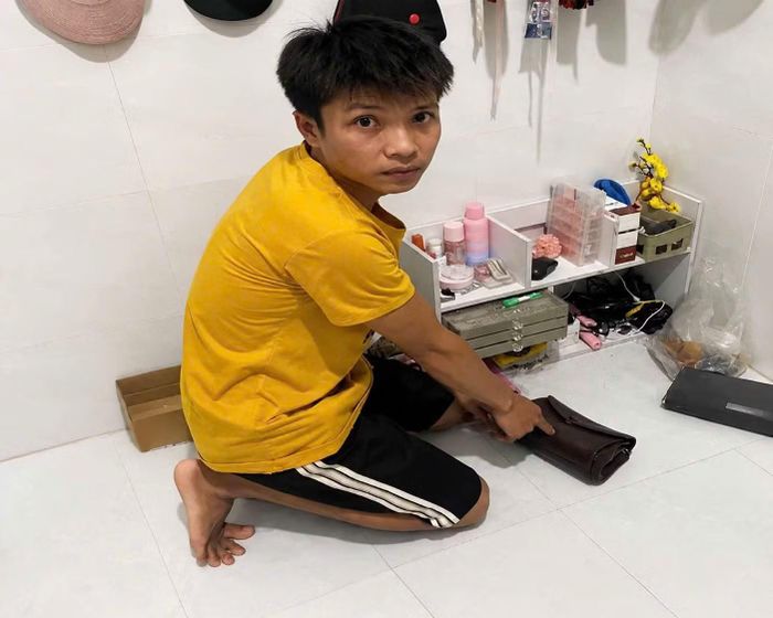 Tùng cùng tang vật bị bắt giữ.