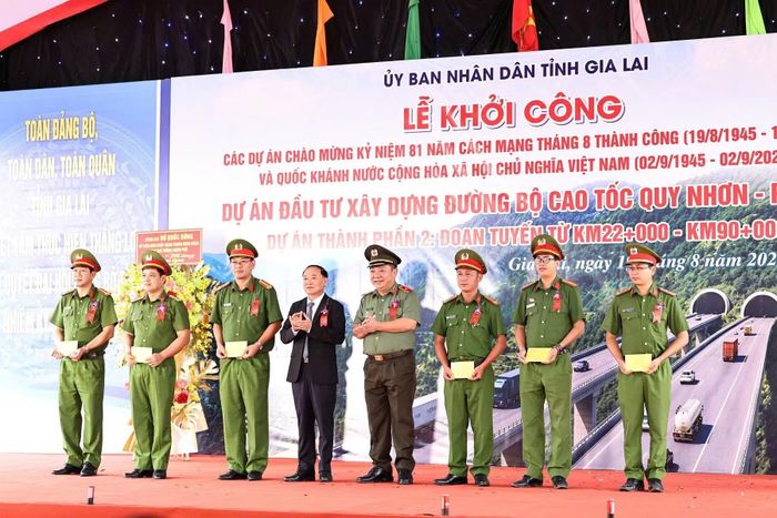Lãnh đạo tỉnh và Giám đốc Công an tỉnh Gia Lai trao quà cho các Công an xã, phường nơi có dự án đi qua.