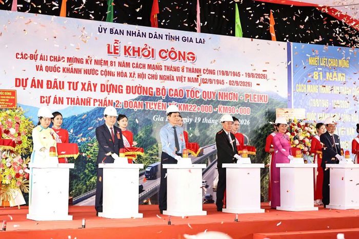 Các đại biểu dự buổi lễ thực hiện nghi thức bấm nút khởi công xây dựng Dự án thành phần 2 cao tốc Quy Nhơn - Pleiku.