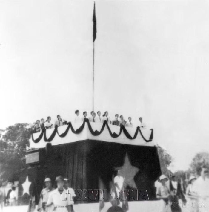 Cách mạng Tháng Tám thành công, ngày 2/9/1945, tại Quảng trường Ba Đình lịch sử, Chủ tịch Hồ Chí Minh đọc Tuyên ngôn Độc lập, khai sinh nước Việt Nam dân chủ cộng hòa. Ảnh tư liệu.