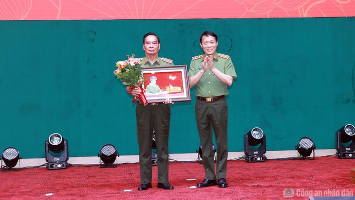 Bộ trưởng Lương Tam Quang trao quà tặng Đại tướng Lê Hồng Anh.