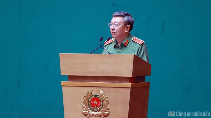 Trung tướng Đỗ Triệu Phong, Cục trưởng Cục Truyền thông CAND, Phó Trưởng ban Ban chỉ đạo nội dung bộ sách trình bày tóm tắt báo cáo về quá trình tổ chức biên tập và xuất bản bộ sách.