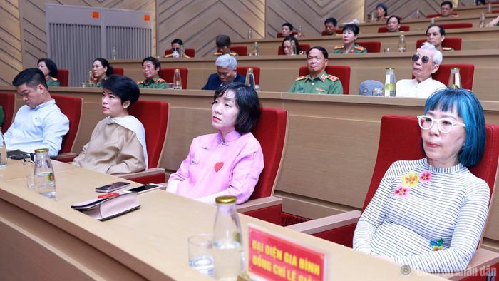 Các đại biểu dự buổi lễ.