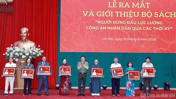Bộ trưởng Lương Tam Quang trao quà tặng thân nhân gia đình các đồng chí lãnh đạo, cố lãnh đạo Bộ Công an qua các thời kỳ.