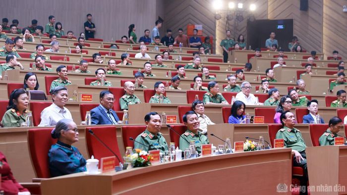 Bộ trưởng Lương Tam Quang và các đại biểu dự buổi lễ.