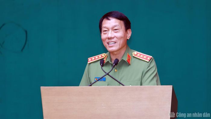 Bộ trưởng Lương Tam Quang nhấn mạnh, mỗi cán bộ, chiến sĩ CAND cần học tập, noi theo tấm gương sáng của các đồng chí Bộ trưởng.