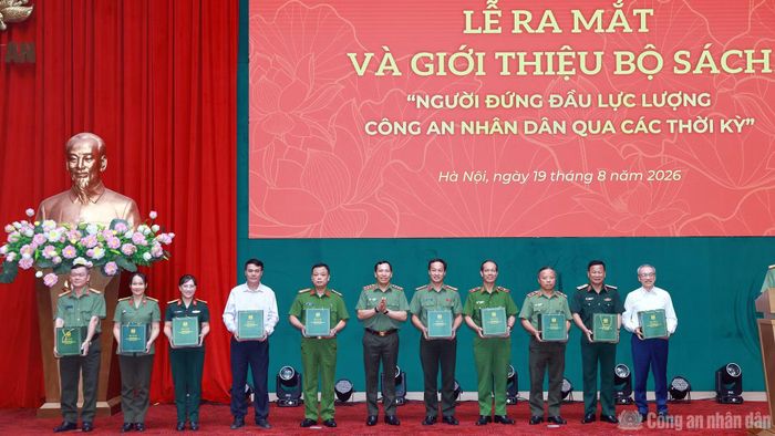Thứ trưởng Lê Văn Tuyến trao bộ sách "Người đứng đầu lực lượng Công an nhân dân qua các thời kỳ" tặng các đại biểu.