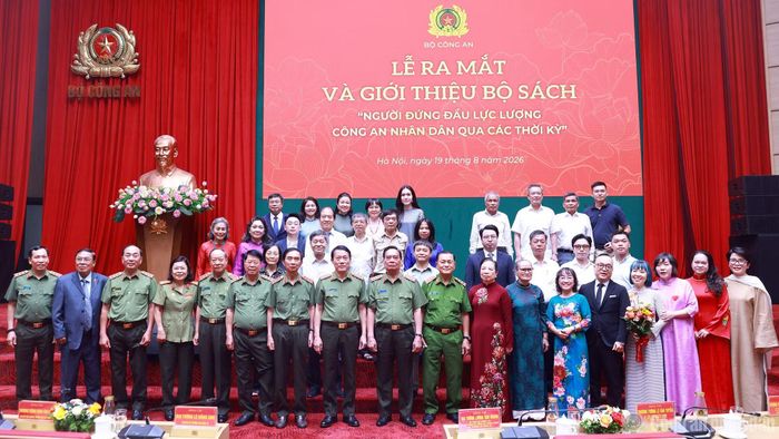 Bộ trưởng Lương Tam Quang và các đại biểu.
