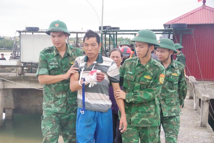 Ngư dân Nguyễn Văn Hải được đưa vào bờ an toàn để đến bệnh viện chữa trị.