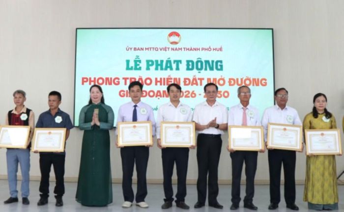 TP Huế tặng bằng khen cho các tập thể, cá nhân có thành tích trong phong trào hiến đất mở đường.