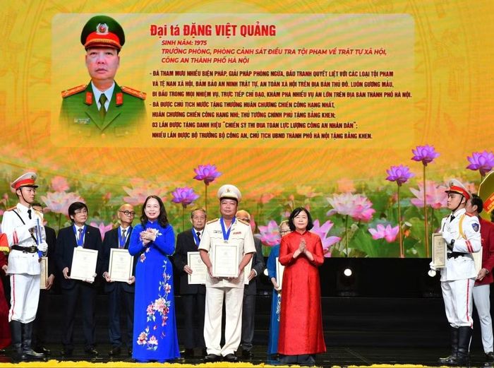Đại tá Đặng Việt Quảng vinh dự được UBND TP Hà Nội trao danh hiệu Công dân Thủ đô ưu tú năm 2025.
