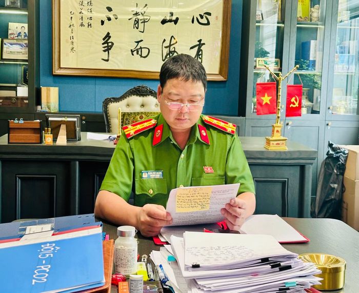 Đại tá Đặng Việt Quảng miệt mài nghiên cứu tài liệu nơi bàn họp án.