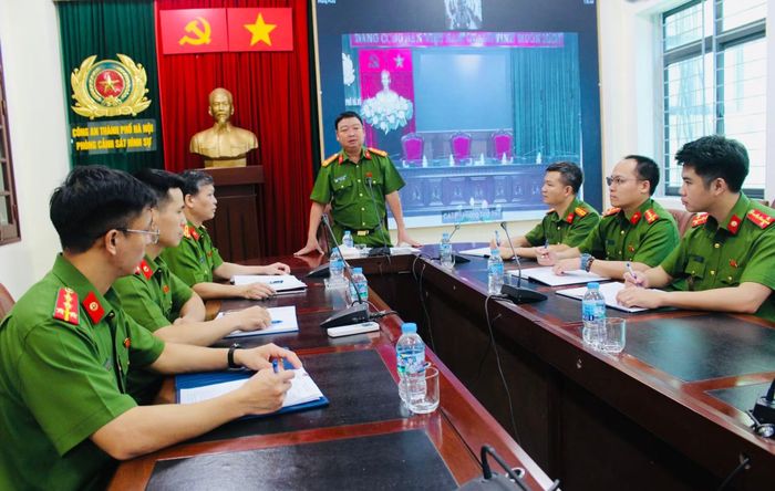 Đại tá Đặng Việt Quảng chỉ đạo công tác chuyên môn.