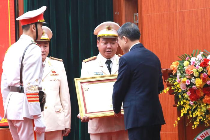 Đại tá Đặng Việt Quảng đại diện tập thể cán bộ chiến sĩ Phòng Cảnh sát hình sự, Công an TP Hà Nội nhận Danh hiệu Anh hùng Lực lượng vũ trang nhân dân, tháng 4/2026.