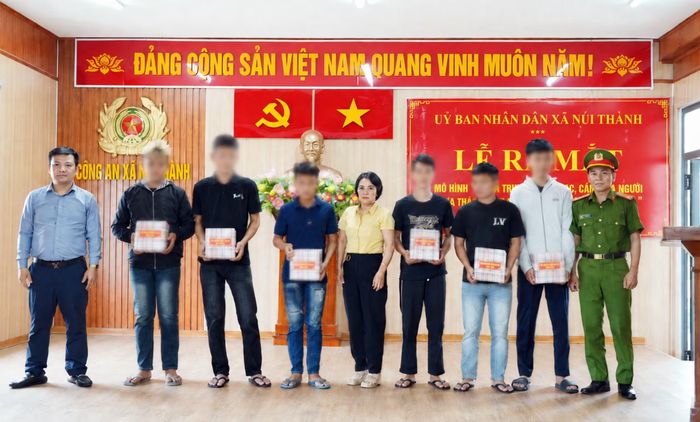 Lãnh đạo UBND xã và Công an xã Núi Thành trao quà tặng các thanh, thiếu niên tại Lễ ra mắt mô hình “Tuyên truyền, giáo dục, cảm hóa người chưa thành niên có nguy cơ vi phạm pháp luật”.