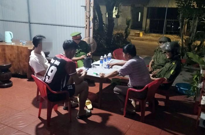 Lực lượng Công an xã Núi Thành triển khai test ma túy cho người dân trong cao điểm 45 ngày đêm phòng, chống ma túy.