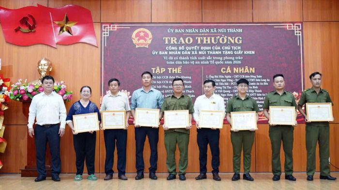 Lãnh đạo UBND xã Núi Thành trao Giấy khen tặng các tập thể, cá nhân có thành tích xuất sắc trong phong trào toàn dân bảo vệ an ninh Tổ quốc.