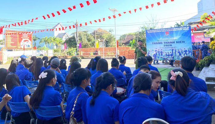 Công an xã Núi Thành tuyên truyền pháp luật cho thanh, thiếu niên trên địa bàn xã.