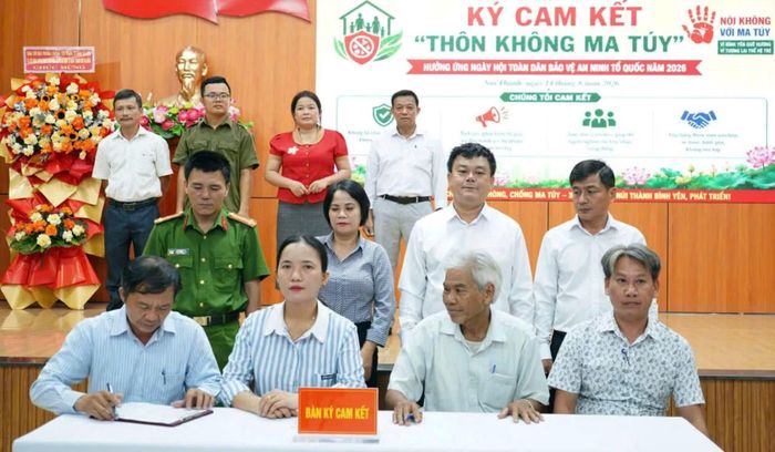 Đại diện các thôn trên địa bàn xã Núi Thành ký cam kết xây dựng thôn không ma túy.