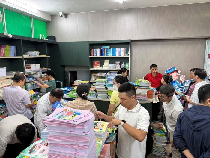 Những ngày này, Cửa hàng sách giáo dục số 231 Nguyễn Văn Cừ (phường Chợ Quán) luôn có nhiều phụ huynh đến mua SGK cho con.