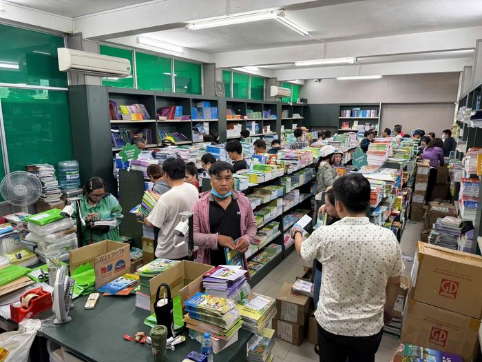 Phụ huynh mua SGK cho con tại Cửa hàng sách giáo dục số 231 Nguyễn Văn Cừ, phường Chợ Quán, TP Hồ Chí Minh.