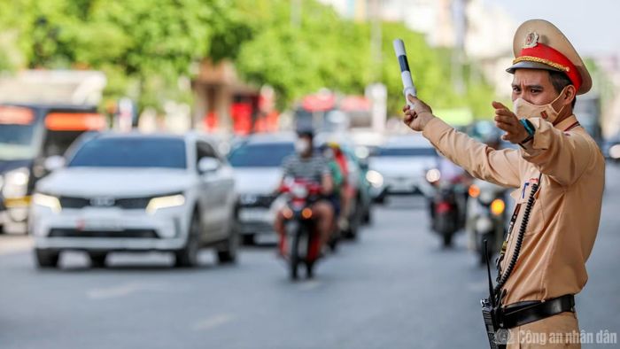 CSGT Hà Nội làm nhiệm vụ trên đường.