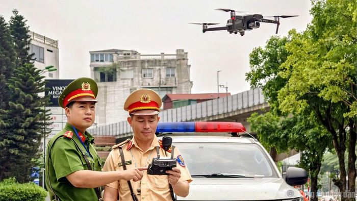 Lực lượng Công an sử dụng Flycam bay dọc tuyến Nguyễn Trãi để kiểm soát tình trạng phương tiện dừng, đỗ sai quy định.