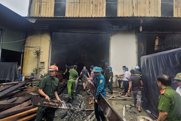 Các đơn vị chức năng phối hợp bảo vệ hiện trường, vận chuyển tài sản ra ngoài.