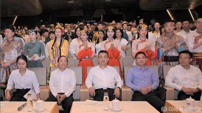 Hai đồng chí Thứ trưởng khẳng định, đây không chỉ là hoạt động giao lưu nghệ thuật mà còn là biểu tượng của sự đồng điệu, gắn kết và tình hữu nghị giữa lực lượng Công an hai nước.