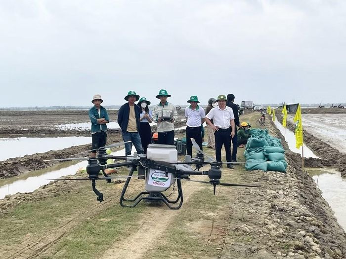 Bà con nông dân ở Quảng Trị dùng thiết bị bay không người lái để phun thuốc sâu, bón phân, làm vụ lúa trong sản xuất nông nghiệp.