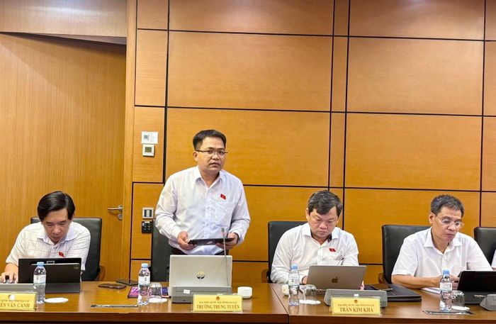  Đại biểu Quốc hội Trường Trung Tuyến (Đoàn Gia Lai) thảo luận tại tổ 5 chiều 19/8. 
