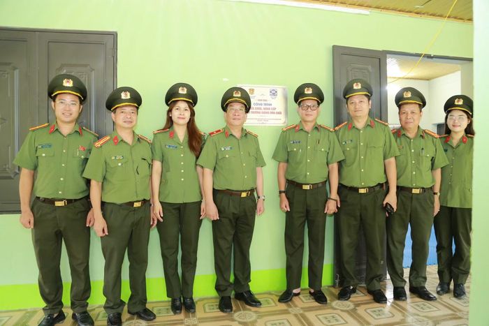 Đồng chí Cục trưởng Đào Xuân Lân cùng cán bộ chiến sĩ Cục Ngoại tuyến tại điểm trường Giàng Dúa Chải, Trường Mầm non Nậm Xây.
