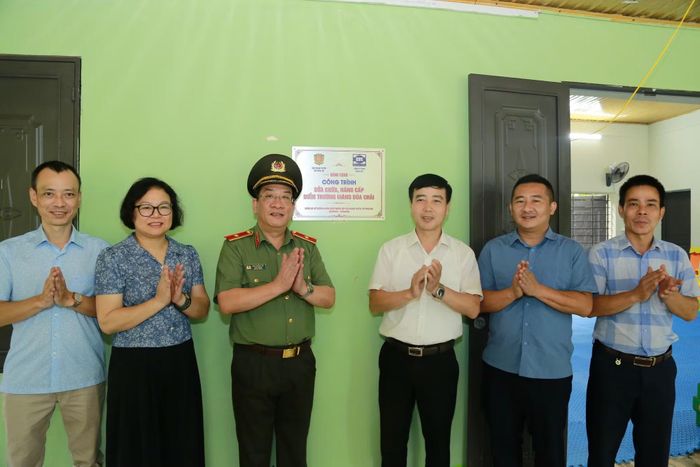 Thiếu tướng Đào Xuân Lân, Cục trưởng Cục Ngoại tuyến cùng đại diện lãnh đạo xã Minh Lương tại Lễ khánh thành và bàn giao công trình sửa chữa, nâng cấp điểm trường Giàng Dúa Chải, Trường Mầm non Nậm Xây.