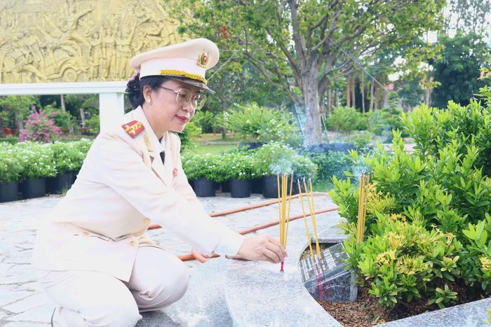 Đại tá Võ Thị Hoài Ngọc, Phó Giám đốc Công an tỉnh Đồng Tháp thắp hương tưởng nhớ các Anh hùng liệt sĩ tại phường Cao Lãnh.