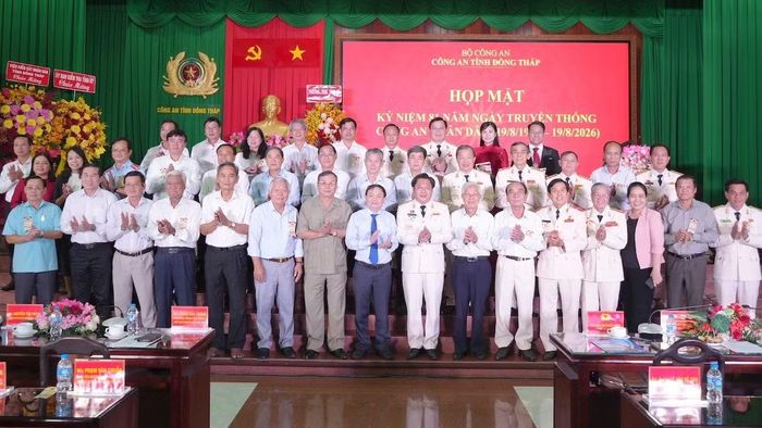 Các đại biểu chụp ảnh lưu niệm.