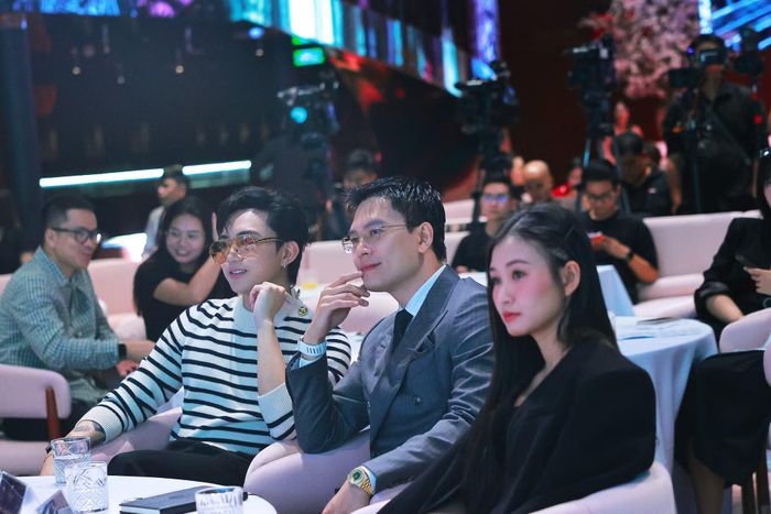 Nhiều nghệ sĩ, các đối tác cùng đông đảo phóng viên các cơ quan báo chí tại Nhà hát Hồ Gươm chiều 19/8.