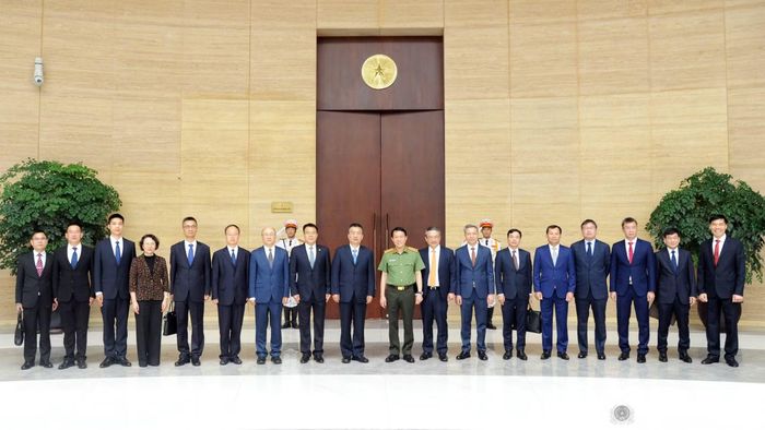 Bộ trưởng Lương Tam Quang và Thứ trưởng Bộ Công an Trung Quốc Lã Vũ Khâm cùng các đại biểu.