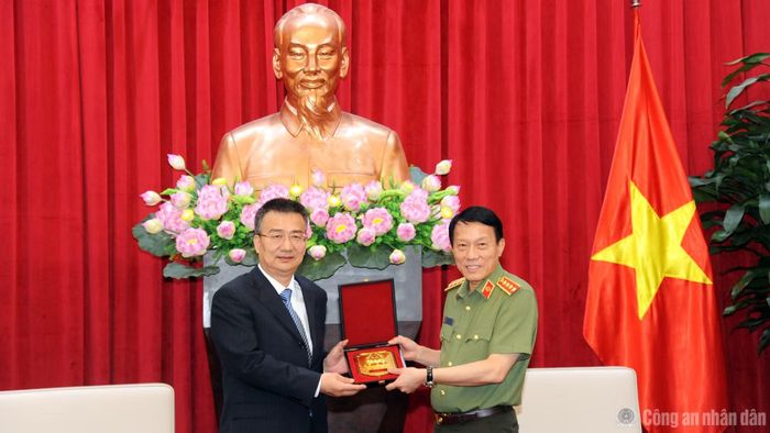 Bộ trưởng Lương Tam Quang tặng quà lưu niệm Thứ trưởng Bộ Công an Trung Quốc Lã Vũ Khâm.