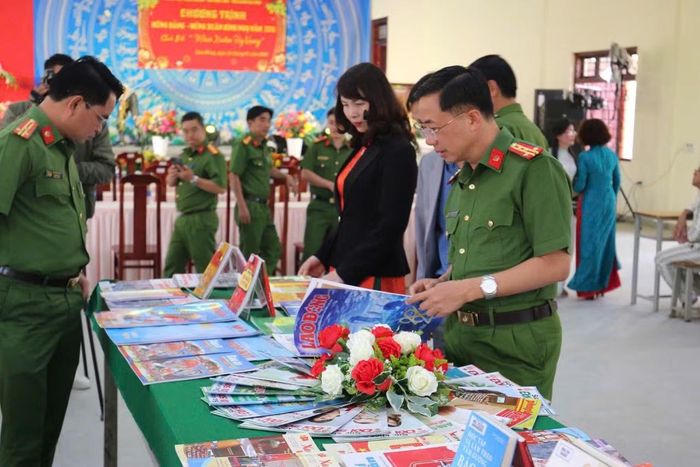 Đại tá Phùng Văn Huế (ngoài cùng bên phải) tại Ngày hội sách, báo.