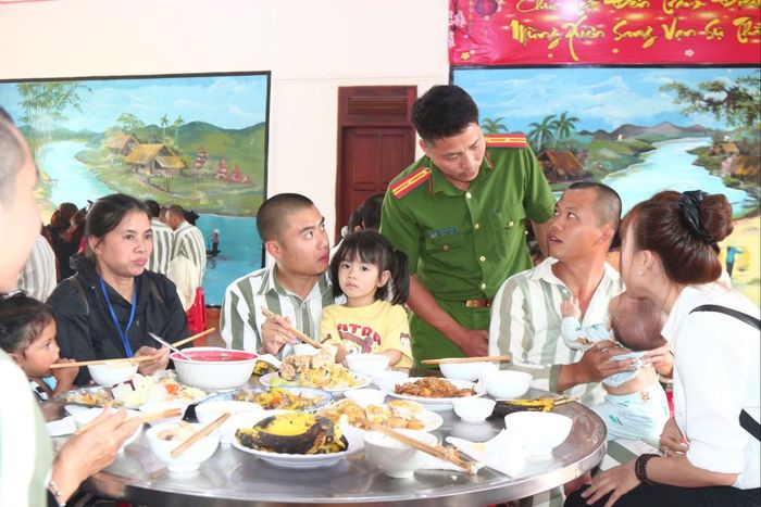 Cán bộ Trại giam Đại Bình động viên phạm nhân và gia đình.
