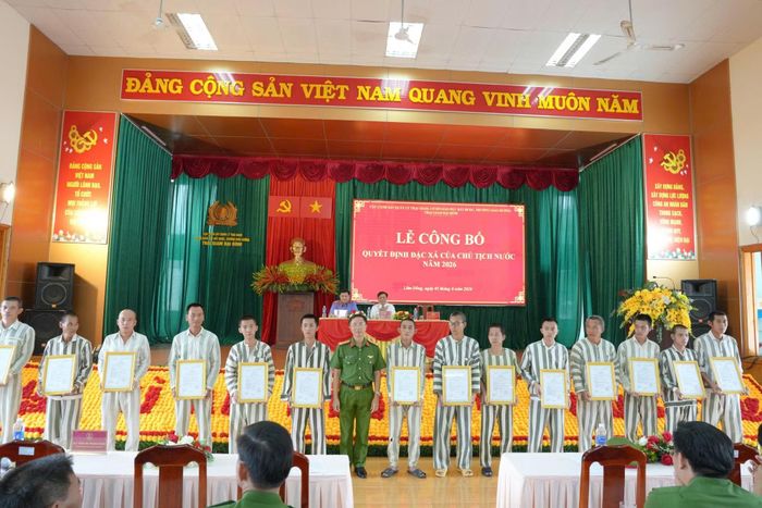 Trại giam Đại Bình trao Quyết định đặc xá của Chủ tịch nước cho các phạm nhân.
